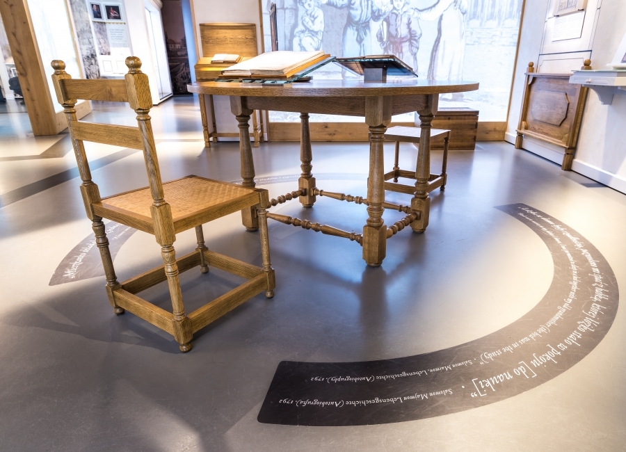 Eradur Komfort - Ring format golv med stol och bord 